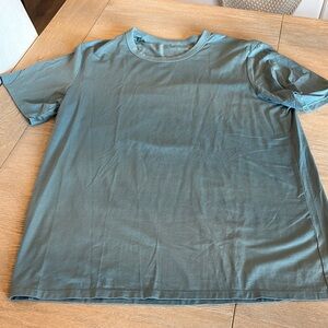 Men's Lululemon Fundamental size medium tee